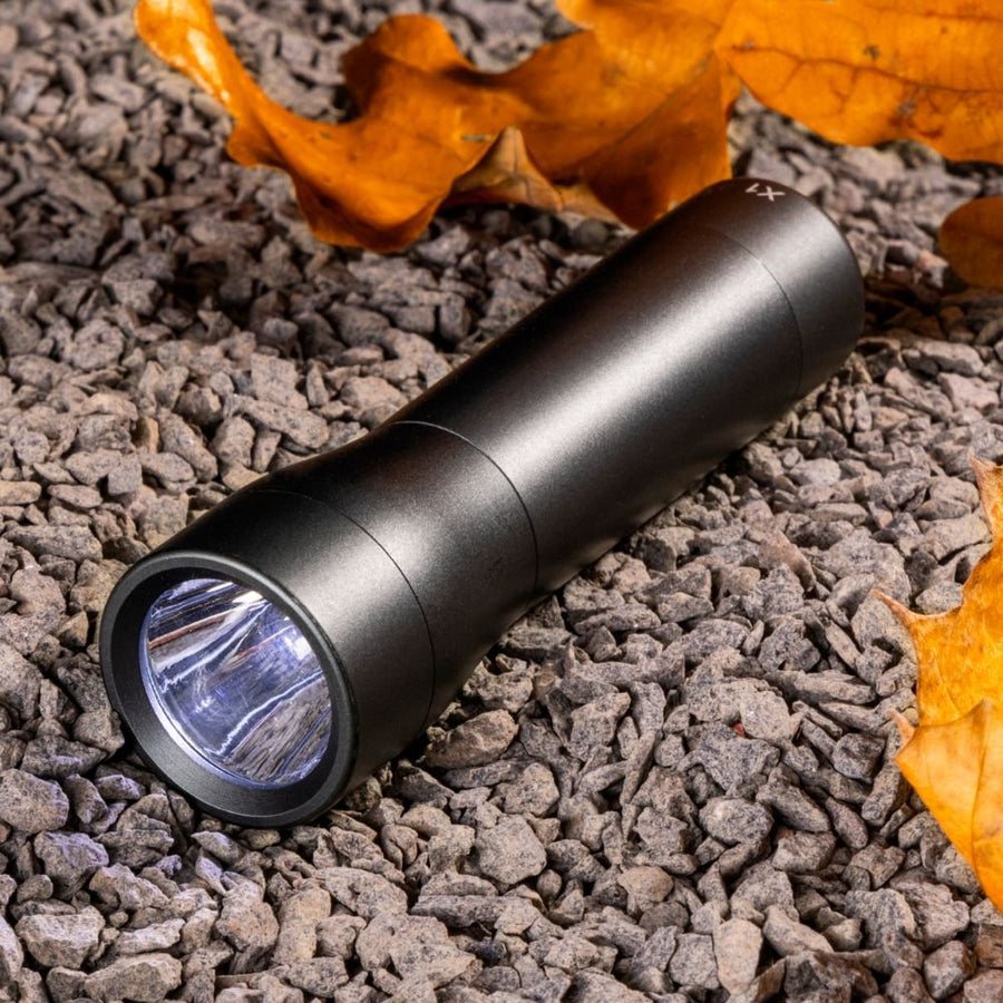 LED-Arbeitstaschenlampe mit Batterien (3x AAA) – 120 Lumen – IPX4 spritzwassergeschützt – Dimmbar in 3 Stufen - LED.de
