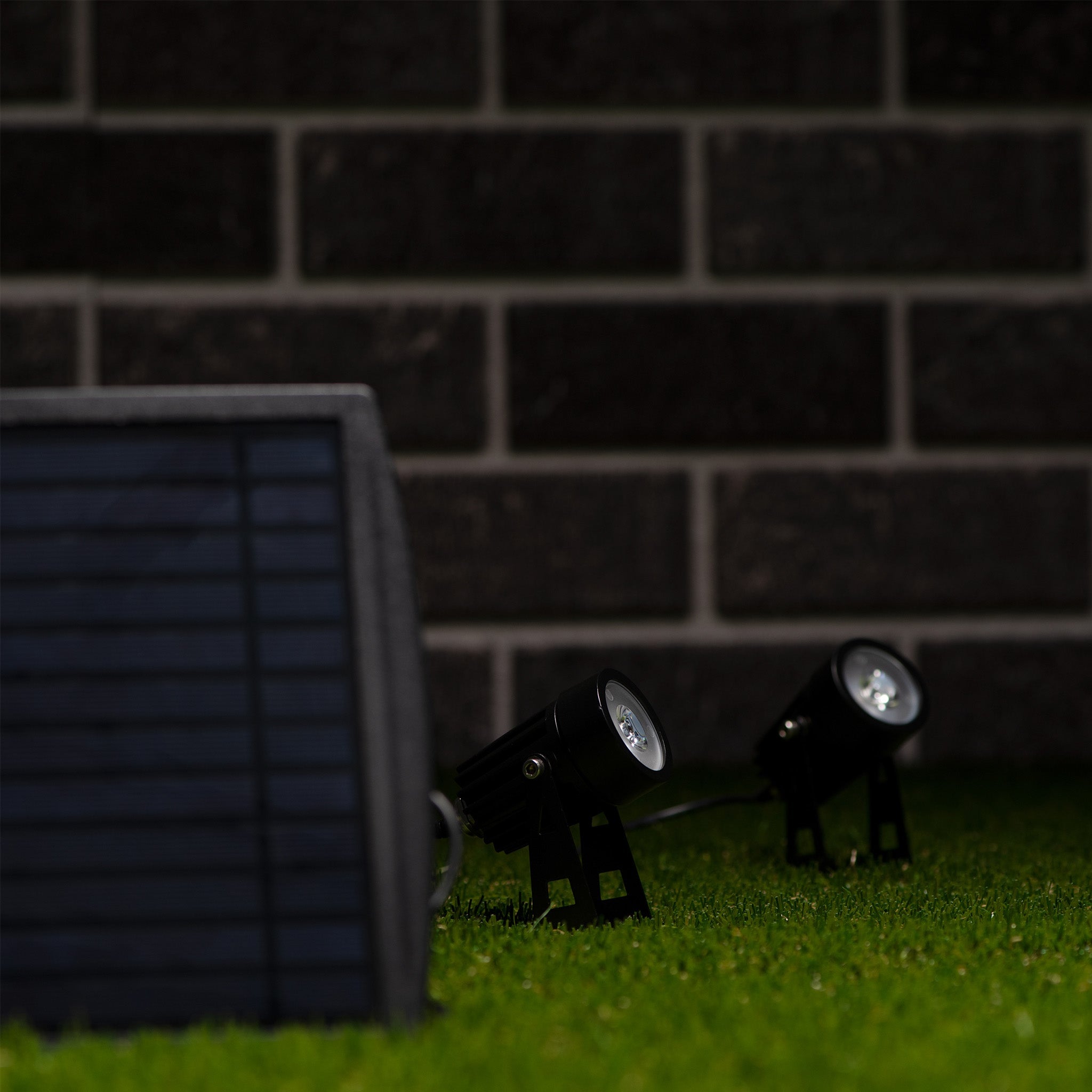 LED's Light Solar LED Tuinlamp met zonnepaneel en grondspies - Automatisch aan en uit - Met sensor - IP65 waterdicht Spotjes LED.nl