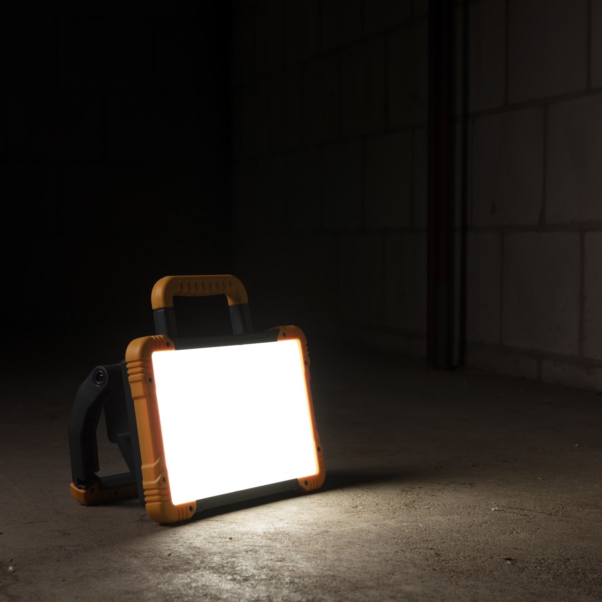 LED's Work Oplaadbare LED Bouwlamp 1500 - Draadloze werking op accu – IP54 – Rough Service Tested Bouwlampen LED.nl