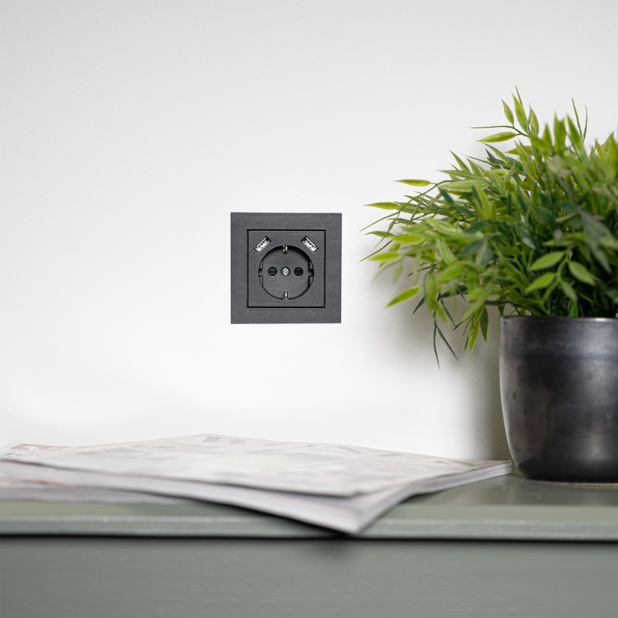 Reflex Inlegplaat voor wandcontactdoos met 2 USB - Zwart Stekkers LED.nl