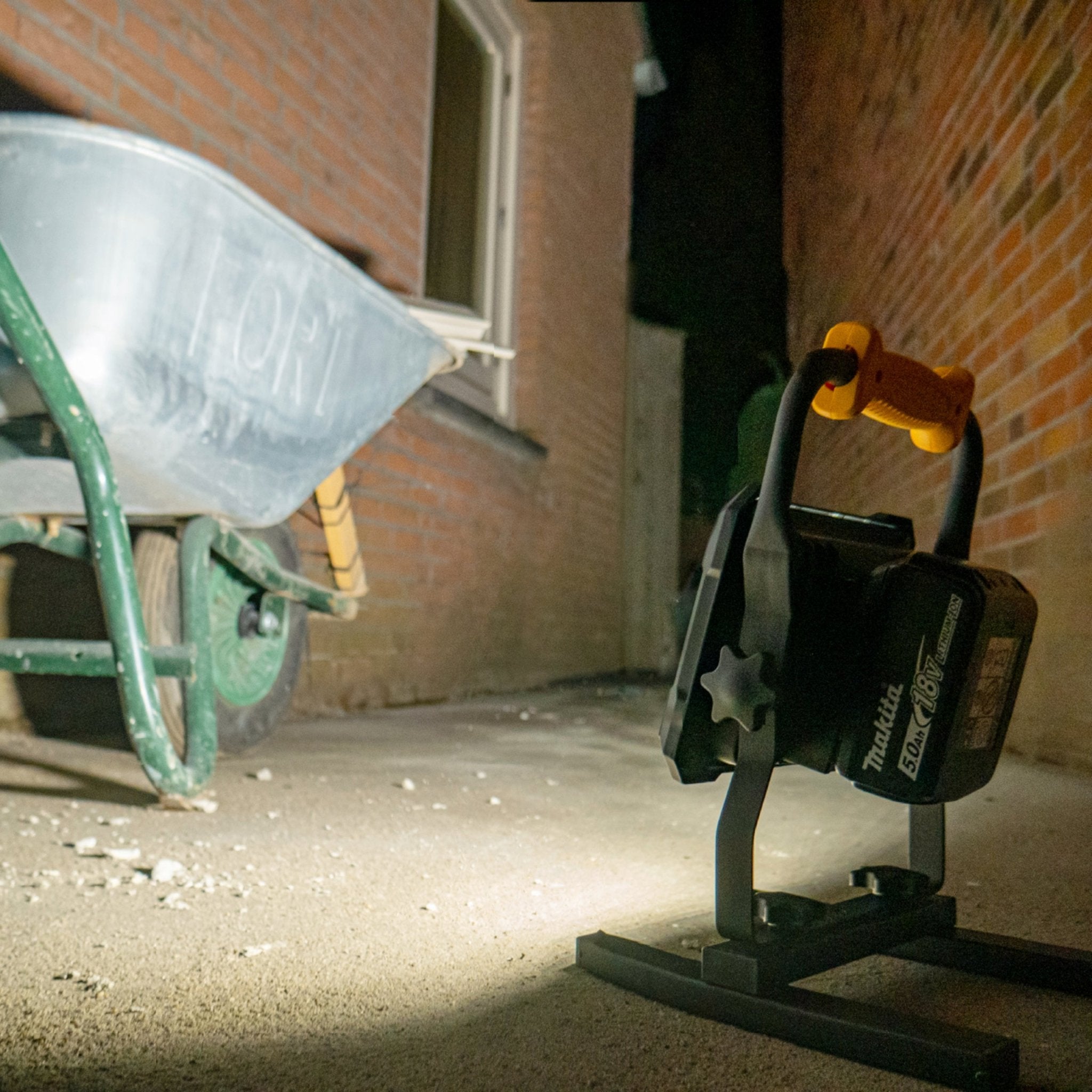 LED's Work Oplaadbare 18V Bouwlamp 2000 - Werkt op 18V accu’s van Makita, Bosch, Metabo (CAS) en Einhell – In 3 stappen dimbaar - LED.nl