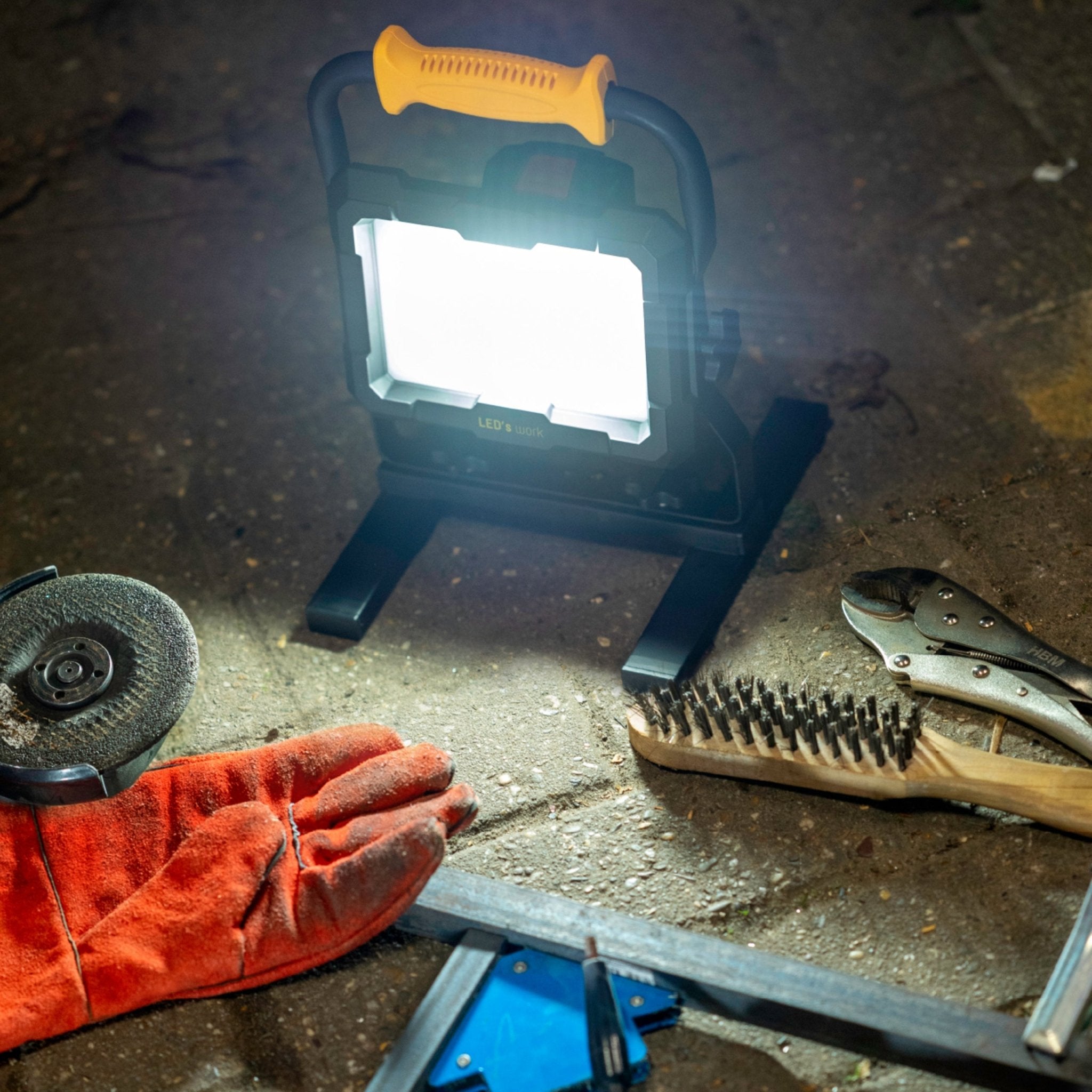LED's Work Oplaadbare 18V Bouwlamp 2000 - Werkt op 18V accu’s van Makita, Bosch, Metabo (CAS) en Einhell – In 3 stappen dimbaar - LED.nl