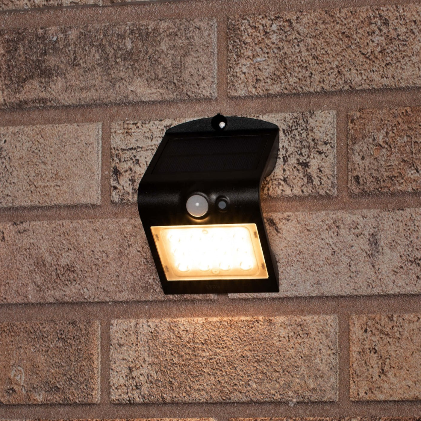 Solar LED buitenlamp met bewegingssensor - 3 standen - Automatisch aan/uit - 220 lm - Zwart - LED.nl